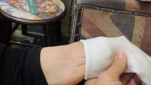 推到床上拉伸脚趾