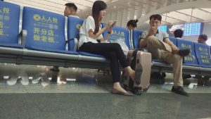 超级白嫩的玉足MM挑鞋候车