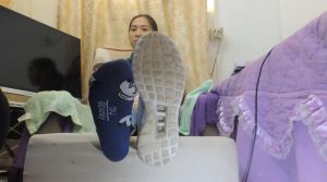 妹子秋冬脱下名牌鞋袜揉搓供你赏心悦目