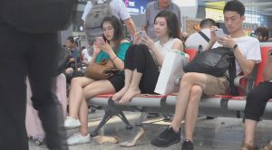 难以驾驭的透明恨天高，终于让靓妹脱鞋上椅表示妥协-97LZTD-2177