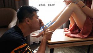 【第5风格】[定制版]偷闻女友的袜子被发现，强迫脚塞嘴-97LZTD-2182