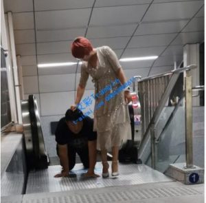【梦溪女主】地铁站调教猪奴-97LZTD-2251