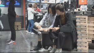 少女初冬试新靴，露出精美绝伦的幼滑嫩足-97LZTD-2311