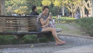 精致少妇独坐树下，两条光洁长腿仿佛在对我召唤-97LZTD-2363