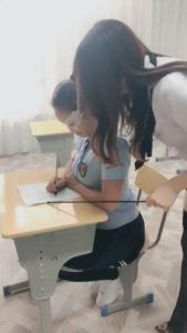 【国产女女】伊莎麻辣女教师2-97LZTD-2558
