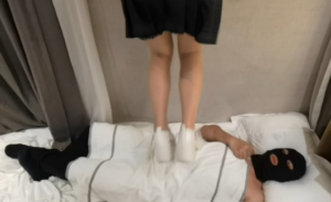 女大肉丝鞋踩初试，重创肚子喉咙头 YC-250316-97LZTD-21944