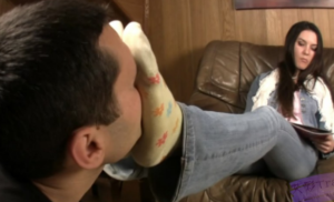 脚奴用舌头给女主人洗运动鞋原味棉袜和美足O-1223-97LZTD-32140