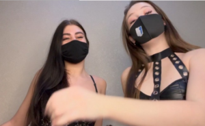 两双水嫩美脚柔柔缠绕蓝色鱿鱼在七彩灯下-97LZTD-32279